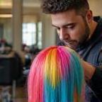 Lucas Dubois en pleine création colorée sur cliente