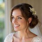 Sophie Lenoir coiffant une future mariée