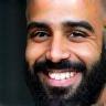 Client satisfait au salon avec barbe stylée